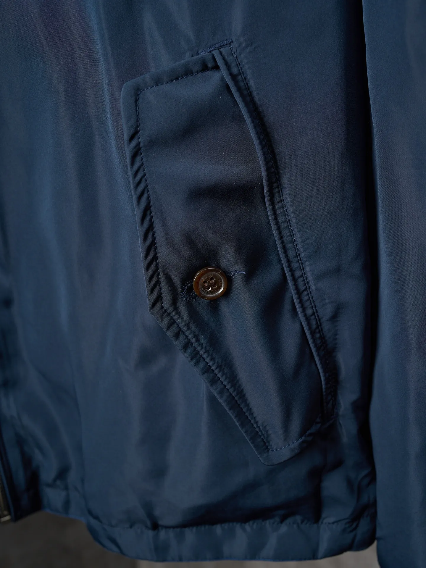 P590 Actual auction] Ralph Lauren/Ralph Lauren Pony logo embroidered reversible jacket [Ready stock] S M L Like the pocket watch gear of an old-school gentleman. The other side is made of matte moiré taffeta, which brings a sense of relaxation. Casual and casual gene. Exquisite pony logo embellishes it. It is highly recognizable. The classic stand-up collar is closed with three hidden buckle tabs. Simplicity controls complexity. The design philosophy hidden in the details. Double-sided style. Hide old money and relaxation in one garment. Imported machine embroidery technology is used. Advanced computer control system and precise mechanical components are used to realize the iconic pony embroidery operation. High precision. Smooth and delicate lines. Template machine bag opening. Preset templates guide the position, shape and size of the bag. Accuracy ensures the quality of the bag opening effect. Ergonomic three-dimensional tailoring. Return to traditional craftsmanship. Through segmentation, folding, shrinking and stretching techniques. The so-called slow work produces fine work, which is respect for the material. The pursuit of feel. The workmanship is complex and tedious. Slow aging and high loss. The fabrics have been washed and have a better hand feel. Not easy to deform and not easy to shrink. Not easy to fade, maintain long-term beauty, and fit well.